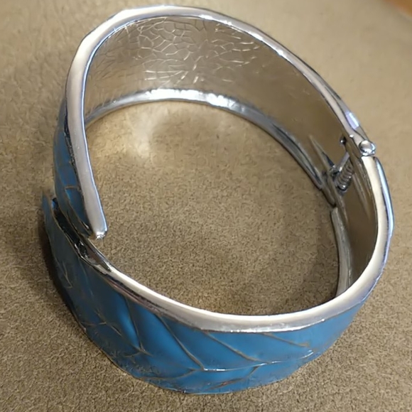 ๐จ๐ฆ Blue Leaves Metal Bangle - Picture 4 of 5